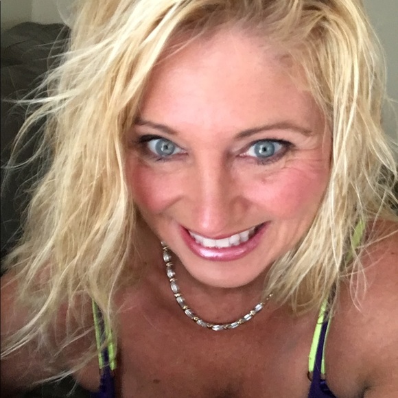 Posh Dream Closet. Fashion for less. - Picture 7 of 8